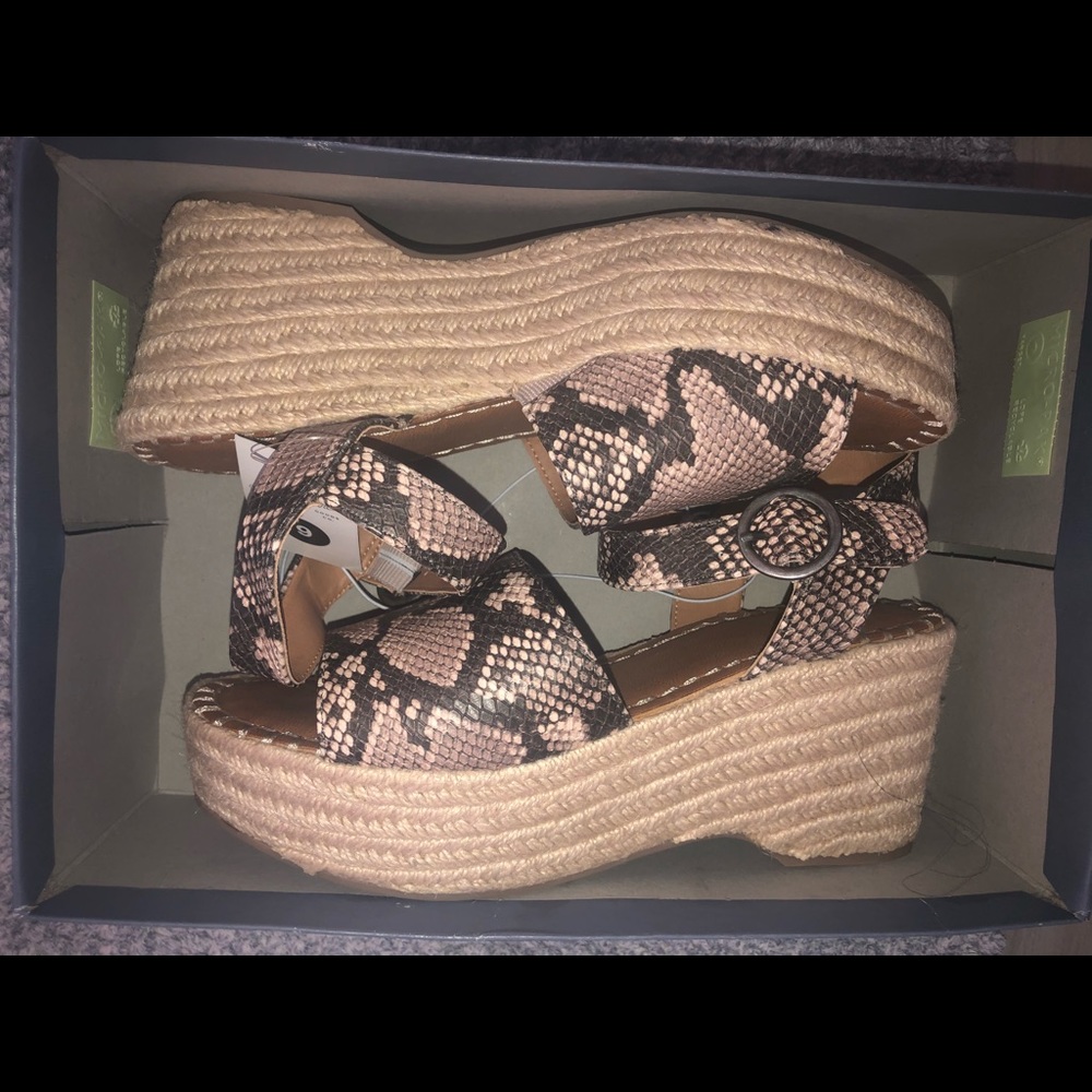 Universal Thread Sandals - Picture 3 of 8